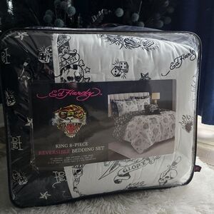 Ed Hardy  King reversible  8piece Bedding set new